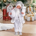 Detailopname van 18-inch Kerstman-pop in zilveren gewaad met feestelijke cadeautas - Wit