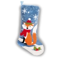 Blauer Weihnachtsstrumpf mit niedlichem Fuchs, Schal und Mütze auf weißem Hintergrund - Fuchs-Stil