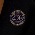 Commemorating 250th anniversary United States brooch with blue enamel and gold stars - USA 250th Anniversary Round Black Enamel Badge (kc Gold 5583)