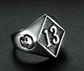 Anillo vintage para hombre en acero plata con número trece y calaveras laterales - US 7