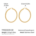 Dettaglio di orecchini a cerchio dorati da 60mm con misura della larghezza di 4mm - Stile Cerchio Dorato Grande da 68mm (YYE023235-60)