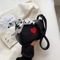 Modische schwarze Leder-Umhängetasche mit rotem Herz und elegantem Seidenschal-Akzent - Schwarz