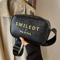 Borsa a tracolla nera intrecciata con testo grafico giallo e ampia tracolla in nylon - Nero