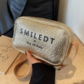 Piccola borsa quadrata color oro con trama a rilievo, tracolla larga e stampa logo - Oro