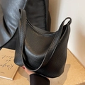 Minimalistische schwarze Beuteltasche mit Lychee-Textur und breitem Schultergurt - Schwarz