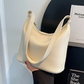 Minimalistische Hobo-Tasche in Cremeweiß aus Lychee-Leder mit goldenen Beschlägen - Cremeweiß