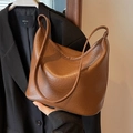 Braune Beuteltasche mit Retro-Faltenleder-Textur und langem Schultergurt - Braun