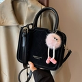 Sac bandoulière matelassé noir charbon avec breloque peluche rose et finitions dorées - Avec Pendentif / Noir