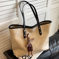 Bolso tote beige con borde negro y colgante de conejo marrón en fondo minimalista - Negro con colgante
