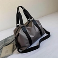 Große Reisetasche aus Oxford-Gewebe in Gun-Grey mit schwarzen Gurten und wasserfest - Champagner
