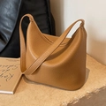 Braune Beuteltasche aus Leder mit Litschi-Struktur und geräumigem Innendesign - Khaki