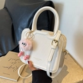 Sac à main blanc effet crocodile avec breloque peluche rose et bandoulière réglable - Avec Pendentif / Blanc Camélia