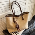 Bolso tote beige minimalista con ribete marrón oscuro y colgante de peluche de conejo - Café con Colgante