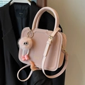 Sac à main carré rose matelassé avec détails dorés et pendentif peluche mignon - Avec Pendentif / Rose Ballet