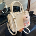 Sac à main carré blanc en similicuir matelassé avec boucle dorée et charme peluche - Sans Pendentif / Noir