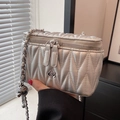 Elegante silberne Stepptasche mit Kamelien-Charm aus Metall und Kasten-Silhouette - Silber (Groß)