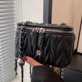 Schwarze gesteppte Mini-Kosmetiktasche mit silberner Blumenschnalle und Kettenriemen - Schwarz (Groß)