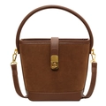 Bolso tipo cubo marrón oscuro mate con hebilla de metal dorado y asa de mano superior - Marrón