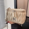 Schicke gesteppte Vanity-Tasche in Cremeweiß mit silberner Kamelie und Kettenriemen - Weiß (Groß)