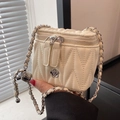 Beige gesteppte Chain-Vanity-Bag mit silbernem Kamelien-Detail und Kugel-Charm-Anhänger - Weiß (Klein)