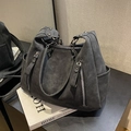 Grande borsa tote in pelle scamosciata grigio scuro con cerniere e manici ad anello - Nero