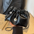 Schicke schwarze geraffte Cloud-Tasche mit Silberkette und Perlenanhänger - Schwarz