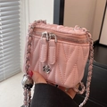 Mini-Kosmetiktasche aus gestepptem Leder in Rosa mit silbernem Kamelien-Anhänger - Rosa (Klein)