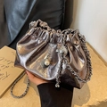 Metallische silberne Beuteltasche mit eleganter Kette und Perlenanhänger Details - Champagner