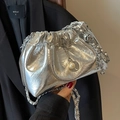 Silberne Cloud-Tasche in Metallic-Optik mit Perlenanhänger und Kettenriemen - Silber