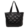 Grande borsa tote trapuntata nera in nylon con manici rinforzati per il pendolarismo - Nero