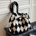 Bolso tote de felpa con estampado de rombos blancos y negros y asas de cuero trenzado - Negro