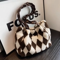 Bolso tote de felpa a cuadros marrones y blancos con asas de cuero trenzado - Marrón
