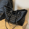 Borsa tote nera trapuntata con catena da donna, spaziosa ed elegante per l'ufficio. - Nero