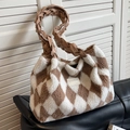 Bolso tote de felpa con estampado de rombos marrones y correas de cuero trenzado - Caqui