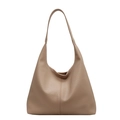 Bolso hobo chic de cuero albaricoque con correa ancha para el hombro y costuras mínimas - Caqui