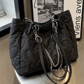 Schwarze Nylon-Tragetasche mit herzförmiger Steppung und silbernem Kettenhandgriff - Schwarz
