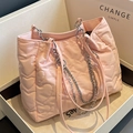 Rosafarbene Nylon-Einkaufstasche mit Herzsteppung, Silberkette und Schultergurt - Rosa