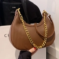 Sac croissant marron plissé avec bandoulière élégante en chaîne métal dorée - Café Large