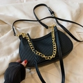 Sac croissant plissé noir avec chaîne dorée élégante et bandoulière fine en PU - Petit Noir