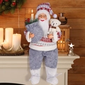 Detaillierte Weihnachtsmannfigur mit Strickpullover, Plüschbär und Geschenktüte - Grau-Roter Strickpullover-Stil