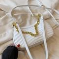Sac bandoulière plissé blanc en forme de croissant avec chaîne dorée élégante - Petit Blanc