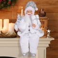 Detailansicht einer weiß-silbernen Weihnachtsmannfigur auf einem rustikalen Kaminsims - Ganz Weißer Paillettenstil
