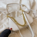 Sac boulette plissé blanc avec chaîne dorée et bandoulière réglable pour femme - Petit Beige