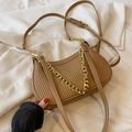 Sac bandoulière demi-lune marron plissé avec sangle réglable et chaîne en métal doré - Petit Marron
