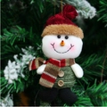 Weihnachts-Schneemann-Plüschfigur mit roter Strickmütze und Karoschal am Baum - Schneemann-Stil