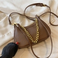Sac dumpling marron foncé plissé avec chaîne dorée et bandoulière réglable chic - Petit Café