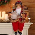 Detail der 12-Zoll Weihnachtsmann-Puppe mit Karomantel auf einem festlichen Kamingesims - Rot-Schwarz-Karierter Stil Mit Holz