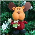 Weihnachts-Rentierpuppe mit rotem Strickkörper und grünem Schal am Baum - Rentier-Stil
