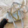 Sac à bandoulière plissé argenté avec chaîne dorée et bandoulière en cuir souple - Petit Argent