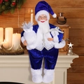 Detail einer blauen Weihnachtsmann-Puppe mit goldener Brille auf einem weißen Kaminims - Dunkelblau Stil